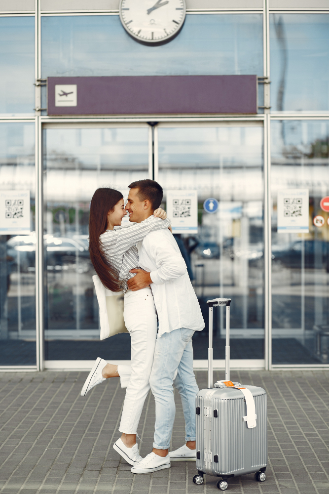 Pareja disfrutando de bonos e incentivos de viaje