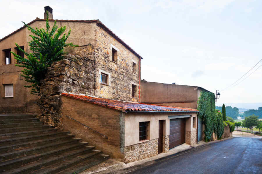 Escape a zonas rurales con el bono rural - Pueblo de Cataluña España